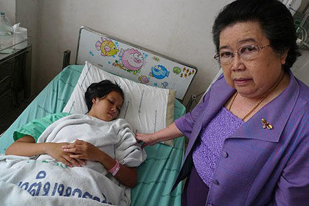 Dr Suchitra Nimmannitya på Drottning Sirikits barnsjukhus avdelning för denguesmittade
